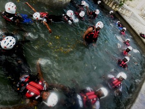 Les volontaires de la Croix-Rouge Haïtienne reçoivent des formations specialisées qui leur permettent de répondre aux désastres dans différents milieux.  Ici les volontaires participent à une séance de formation sur le sauvetage en milieu aquatique. 