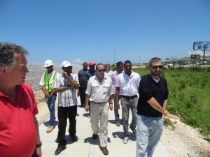 Dr Guiteau Jean-Pierre, Président de la Croix-Rouge Haitienne avec, en avant plant, les responsables de construction du Centre Olympique Haïtien.