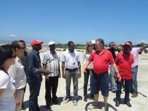 Thierry Sprunger, le responsable de construction du Centre Olympique Haïtien emmenant la délégation de la Croix-Rouge Haitienne visité le Centre en construction.  